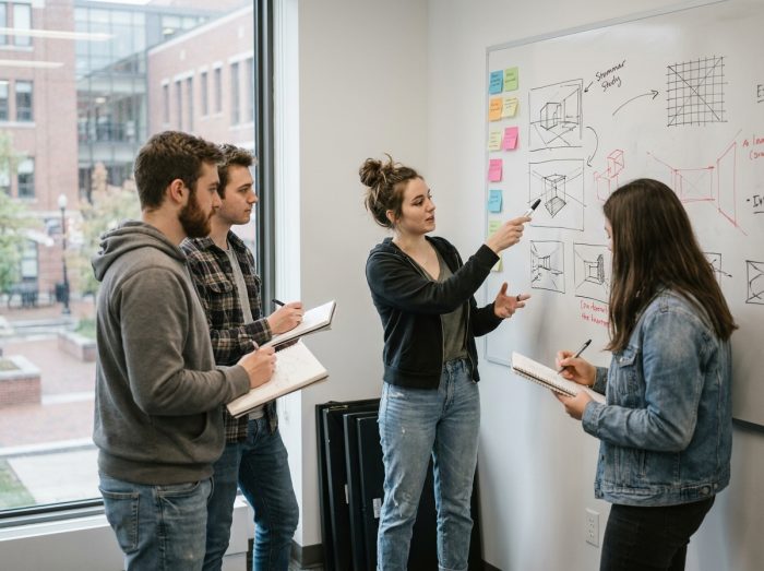 Groupe d'étudiants en prépa animation discutant de leurs projets lors d'une session de critique artistique